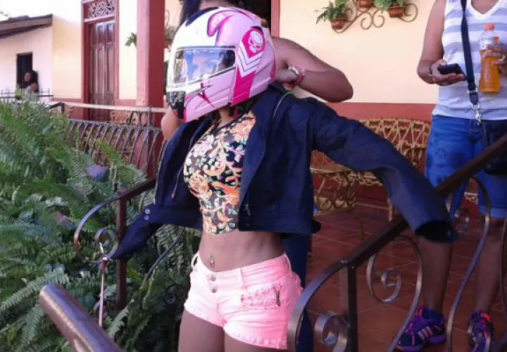 Sandra con un casco de motocicleta. Foto: Thays Domínguez 