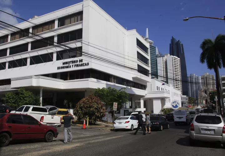  El Estado intenta maquillar  déficit fiscal del SPNF  
