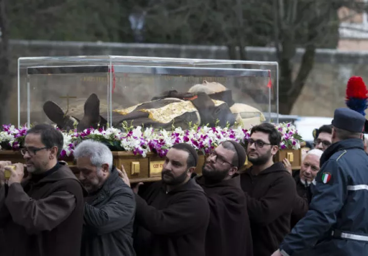 Varios religiosos llevan el ataúd de cristal . Foto: EFE 