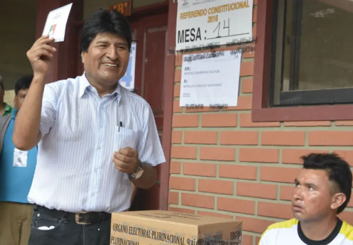 El presidente cuando llegó a depositar su voto. Foto: EFE