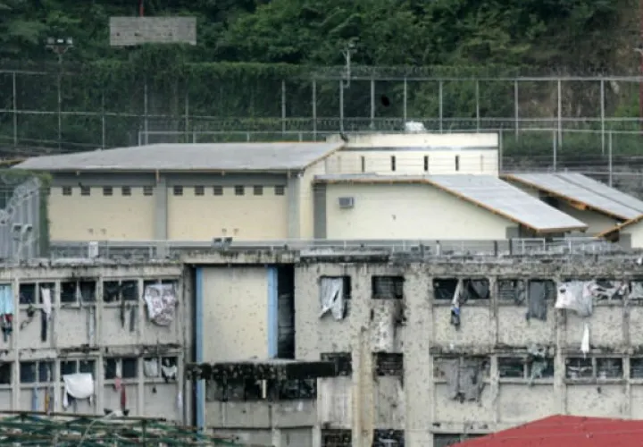Fachada de la cárcel El Rodeo II en Caracas. Foto: EFE 