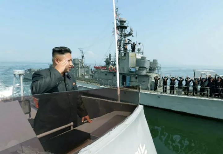Líder norcoreano saluda a marinos. Foto/ AP