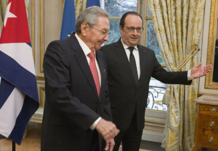 El presidente de Cuba, Raúl Castro con su homólogo francés François Hollande durante su encuentro en el palacio del Elíseo en París. Foto:EFE
