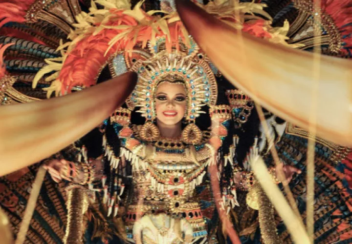 El primer paseo nocturno de las tres reinas de Las Tablas, ya coronadas por sus tunas, estuvo colorido y repleto de lujo y brillo.