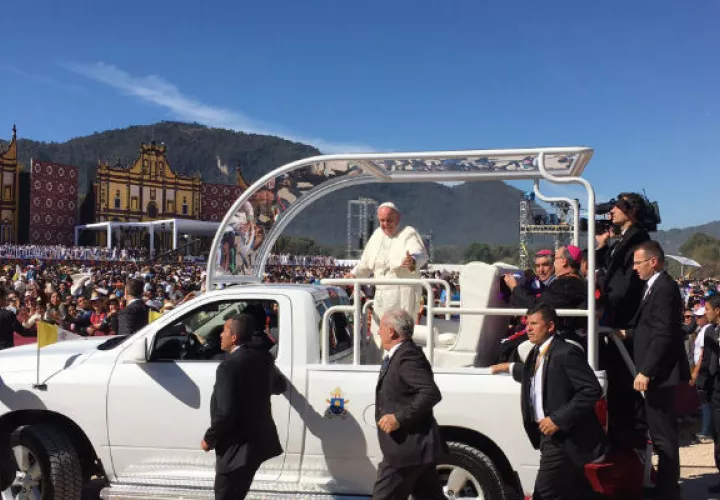 Católicos dan la bienvenida al papa Francisco. Foto:EFE 