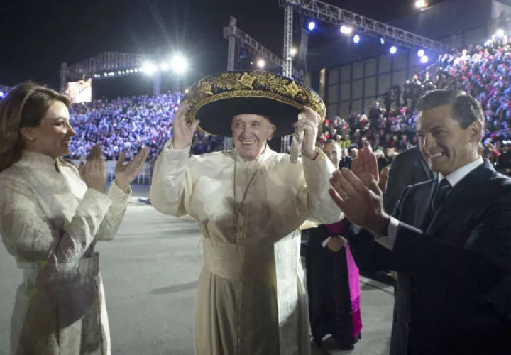 Recibimiento en el aeropuerto de la ciudad de México. Foto/ AP 