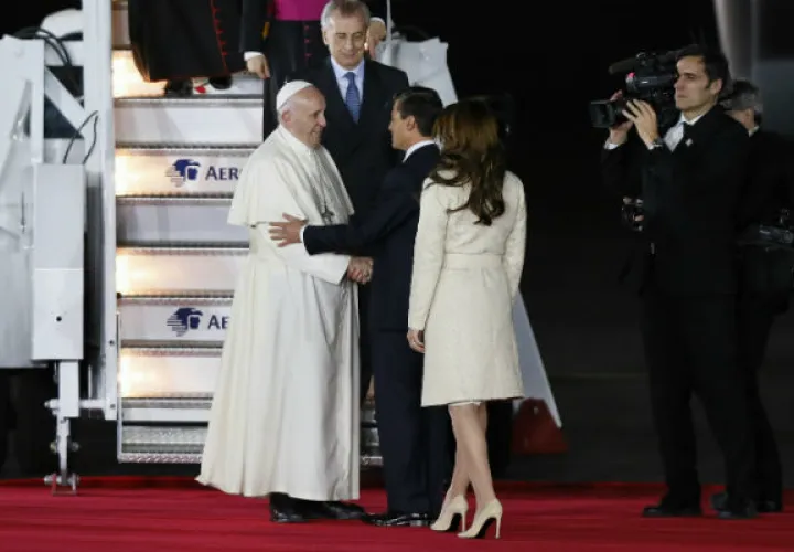 El papa saluda al presidente mexicano, Enrique Peña Nieto , y a la primera dama. Foto/ EFE