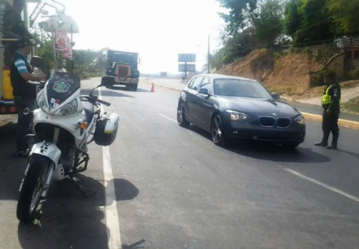 Los controles incluyen revisión en equipajes de los buses. Foto/ Thays Domínguez
