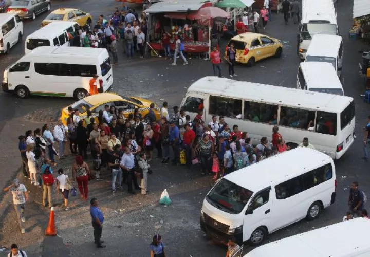 En La Gran Estación, del distrito de San Miguelito, se puede observar una cantidad de busitos piratas que brindan el servicio tanto para Las Cumbres como para el sector este de la capital.    / Foto Edwin González