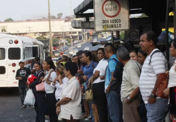 La poca frecuencia sigue empañando el sistema de metrobús.   / Foto Edwin González 