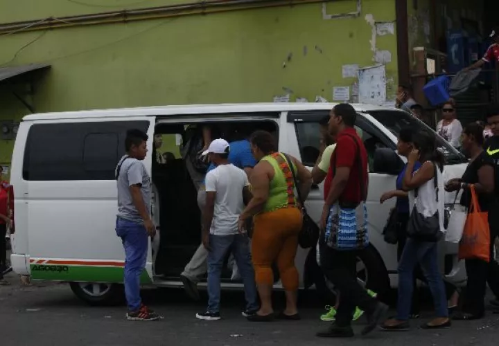 Los dueños de busitos piratas se aprovechan de los usuarios.    / Foto Edwin González 