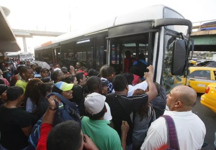 Largas filas hacen los usuarios para abordar un metrobús en la ciudad capital.   / Foto Edwin González
