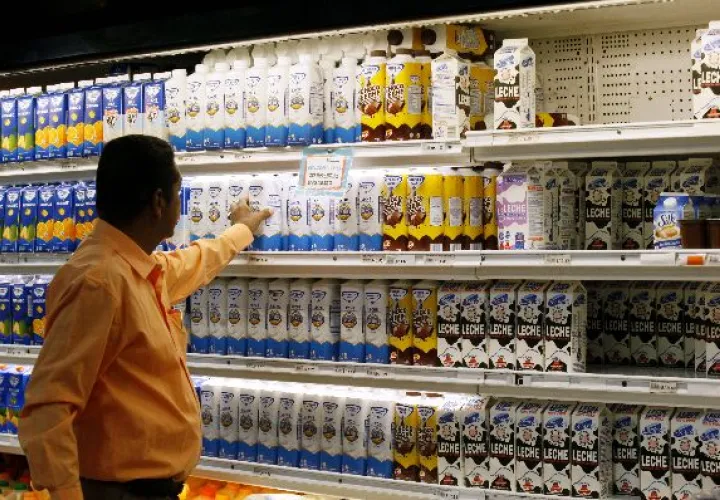 La leche pasteurizada pasó de $1.10 a $1.70 en algunos establecimientos comerciales del país.   / Archivo