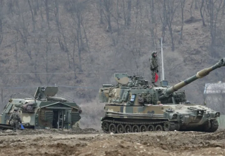 Varios obuses autopropulsados K-55 se despliegan cerca de la zona desmilitarizada en Yeoncheon (Corea del Sur), durante las maniobras anuales de Corea del Sur y Estados Unidos. 