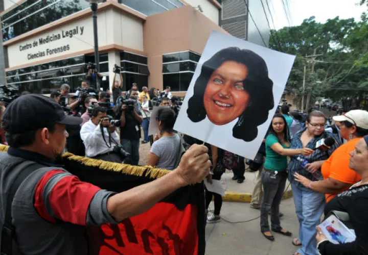  Un activista de derechos humanos sostiene una foto de la dirigente indígena. Foto: EFE