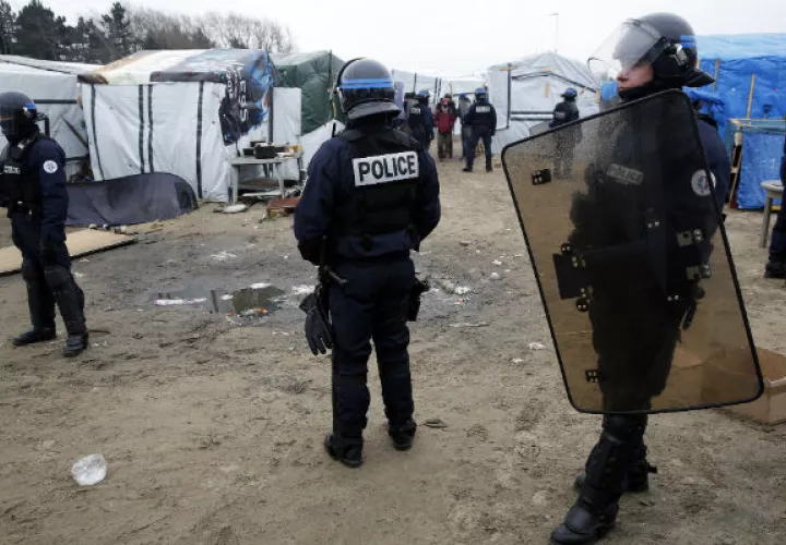 La policía francesa antidisturbios desalojó a los migrantes y cerró el campamento. Foto: EFE
