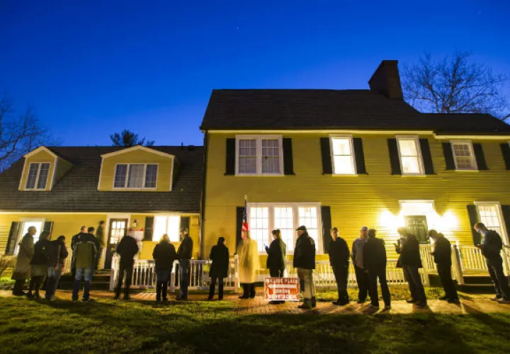 Residentes de Virginia hacen cola al amanecer para votar. Foto: EFE 