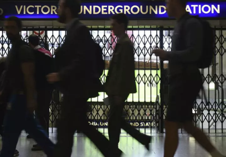 Peatones caminan junto a una entrada de metro cerrada en Londres (Reino Unido). EFE