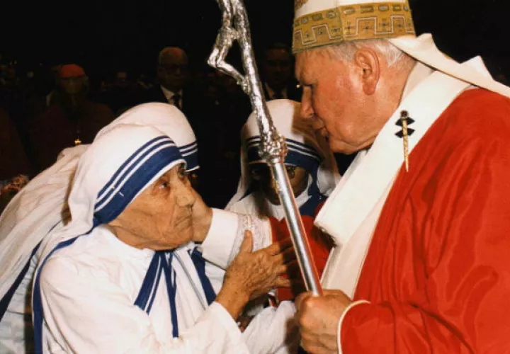 La madre Teresa y Juan Pablo II. Foto/ AP