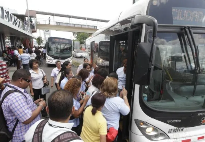 Se contratará a 700 operadores y se reentrenará a los 2,983 actuales para certificarlos en la nueva licencia J, exclusiva para los operadores.  / Archivo