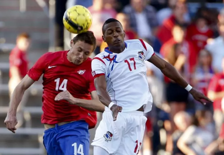 Nicolás "Yuyu" Muñoz (dcha.) debutó en esta era con la Roja jugando un partido amistoso ante el seleccionado de Serbia (izq.). /Foto EFE