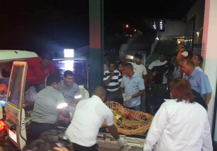 Trasladan a los heridos. Foto/ Víctor Rodríguez