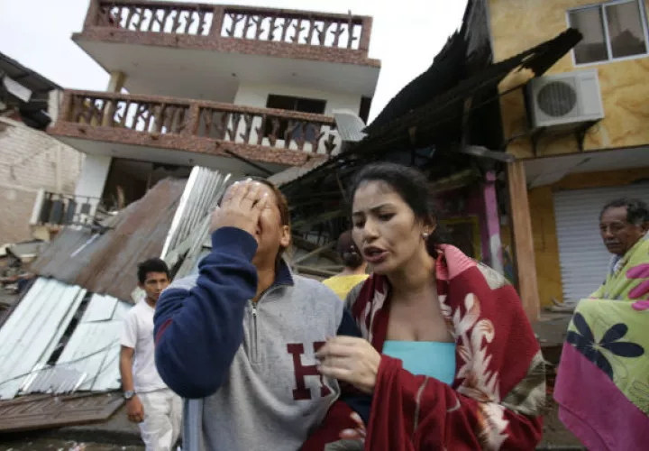 Una mujer llora enfrente de su casa destruida. Foto/ AP