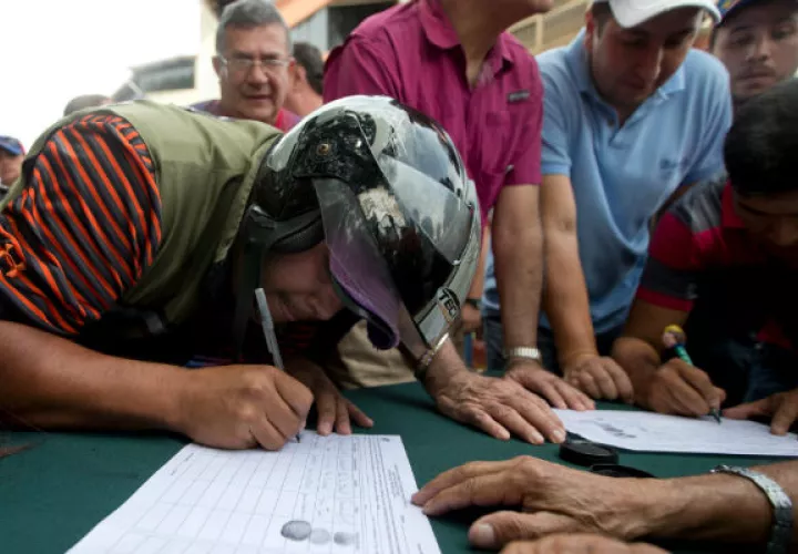 Recolección de firmas. Foto/ AP