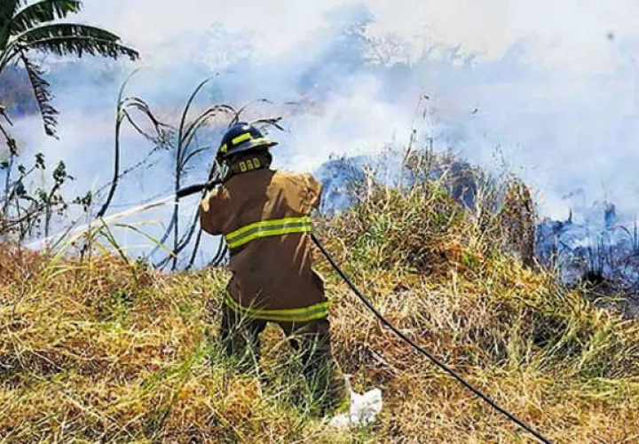 Bomberos ya advierten desgaste en sus unidades y recursos.
