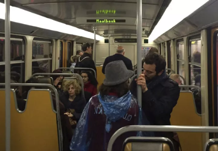 Pasajeros en el interior de un vagón de metro en la estación de Maelbeek. Foto/ EFE