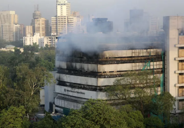 Bomberos trabajan en la extinción del incendio. Foto/ EFE