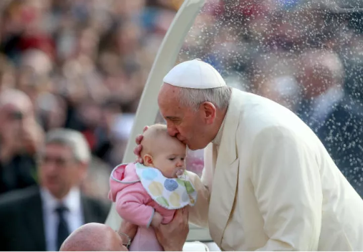 Papa Francisco besando la frente de un bebé. Foto: EFE 