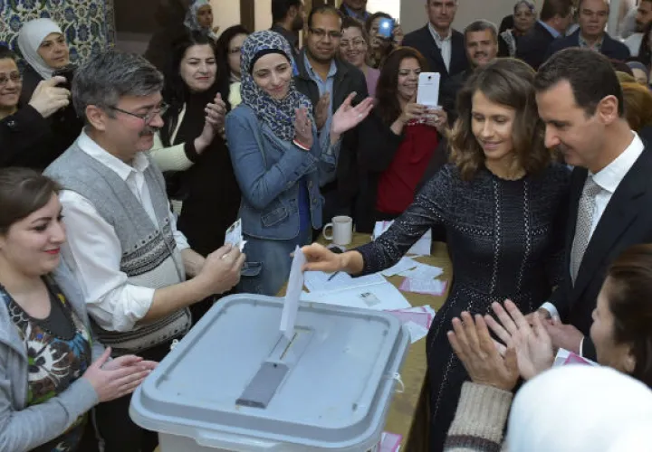 El presidente sirio Bashar Assad y su esposa, mientras emiten su voto. Foto: EFE