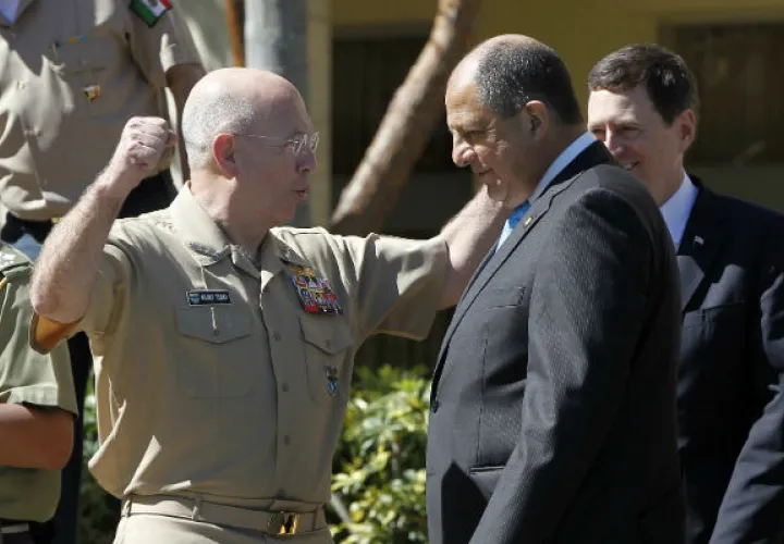 El jefe del Comando Sur de Estados Unidos, Kurt Tidd y Luis Guillermo Solís. Foto/EFE