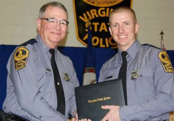 Fotografía cedida, del agente Chad Dermyer (d), de 37 años, durante su graduación en la Academia de Policía en Virginia (EE.UU.). EFE