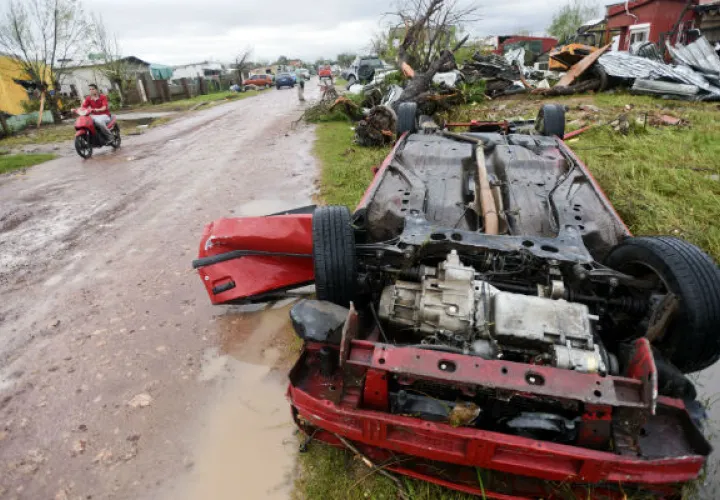 Daños, tras el paso del tornado. Foto/ AP