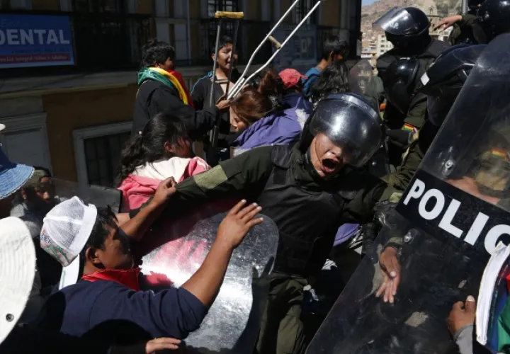 La policía trata de sacar a los discapacitados de las calles. /AP