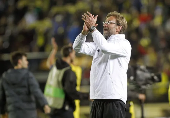 A Jürgen Klopp (blanco) el Liverpool no le roba el sueño. /Foto EFE