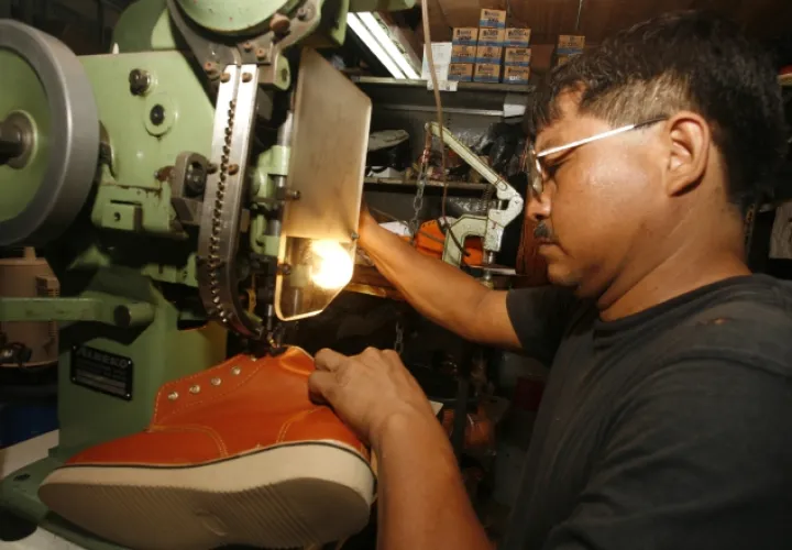 Ya son pocas las empresas en Panamá  que se dedican a la actividad de confeccionar calzados, ya sea de vestir o de trabajo. Archivo