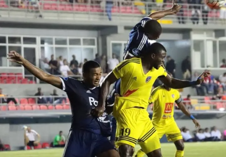 Yustin Arboleda, de Chorrillo (der.), intenta rematar el balón ante la marca de su rival. /Foto @LPF