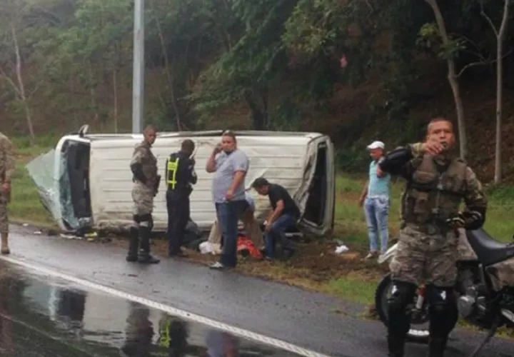 Busito pirata, repleto de pasajeros, se  volcó cerca  a Howard el sábado 23 de abril. Los equipos de emergencia reportaron 10 heridos, aunque sin víctimas. Con la llegada de las lluvias sube el riesgo de accidentes por manejo desordenado.  Archivo