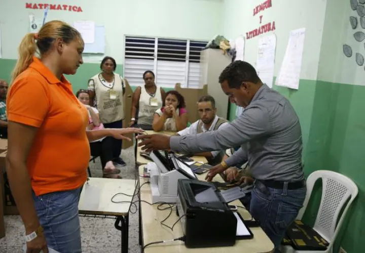 Vocales de una mesa de votación cuentan votos. /Foto EFE