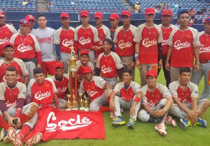 El equipo coclesano posa con el trofeo, luego de imponerse a los colonenses en el encuentro decisivo del Campeonato Nacional de Béisbol Sub-16. Kleit Cisneros/Fedebeis