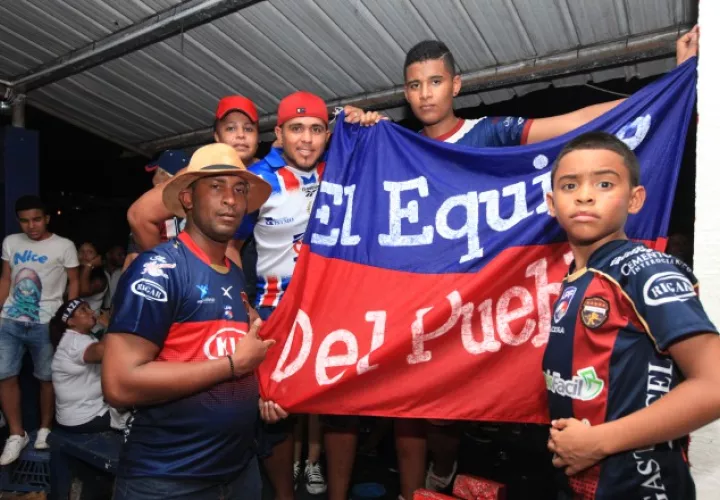 1.  El Equipo del Pueblo celebró el triunfo en la famosa caseta de Plaza Amador. /Foto Alexander Santamaría