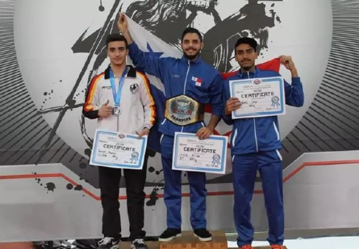 Luis Arias (centro) recibe su medalla de oro. /Foto Cortesía