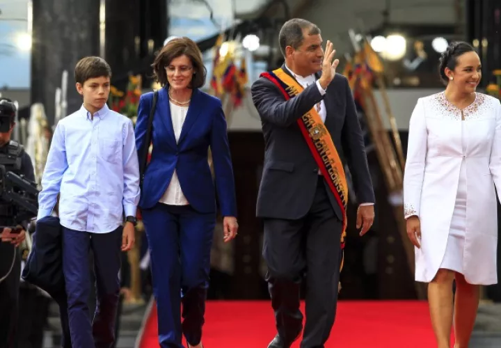 El presidente de Ecuador, Rafael Correa,  junto a su esposa Anne Malherbe; su hijo, Miguel Correa. /Foto EFE
