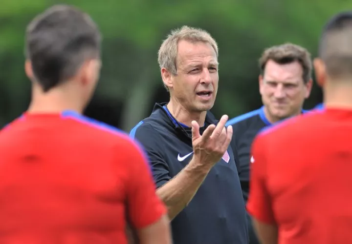 Jürgen Klinsmann da instrucciones a sus jugadores. /Foto EFE