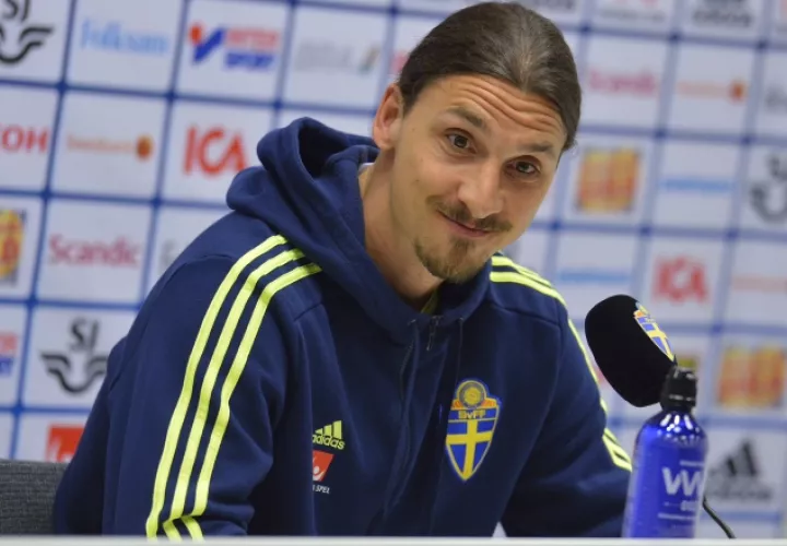 Zlatan Ibrahimovic  atiende a los medios. /Foto AP