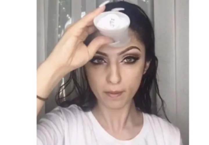 Shabnam H. Khawja, aplicándose el desodorante.