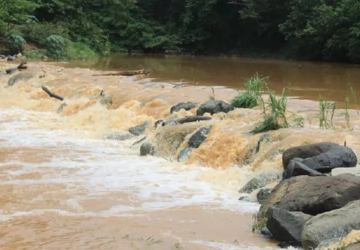 Ahora los moradores tienen problemas por la crecida del río La Villa. /Foto Thays Domínguez